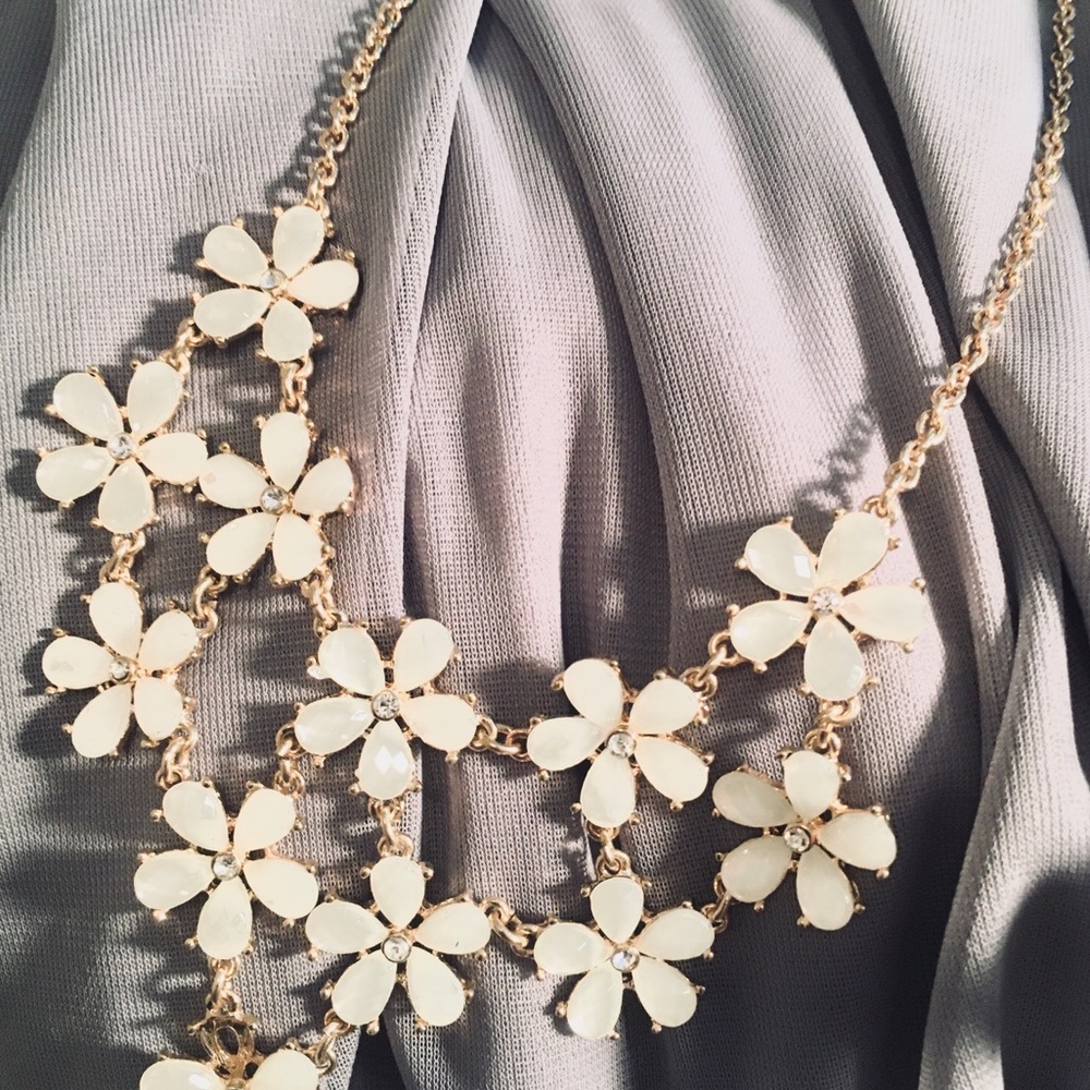 • pretty floral collar necklace •